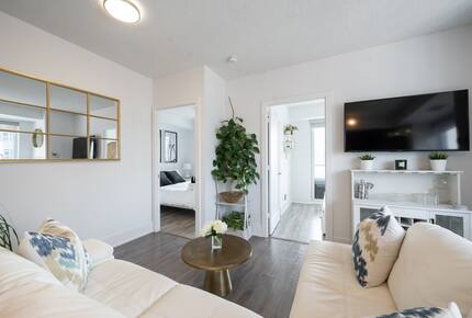 Modern Toronto Retreat Near the CN Tower - Toronto, Canada