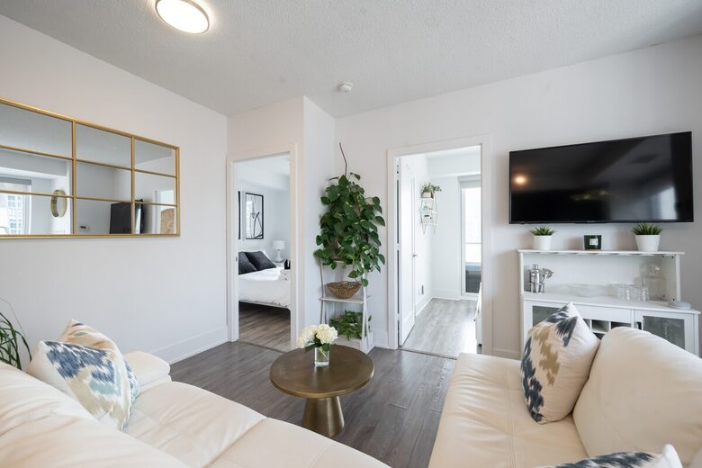 Modern Toronto Retreat Near the CN Tower - Toronto, Canada