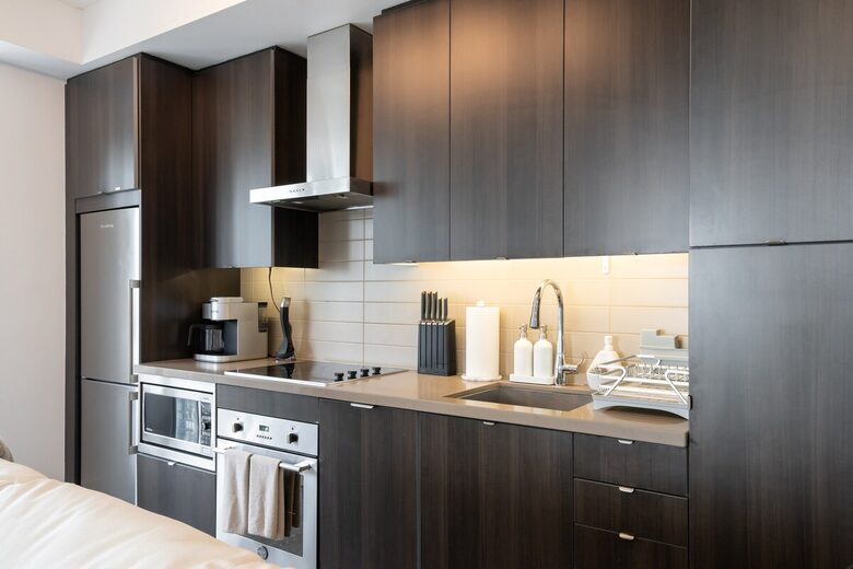 Modern Toronto Retreat Near the CN Tower - Toronto, Canada