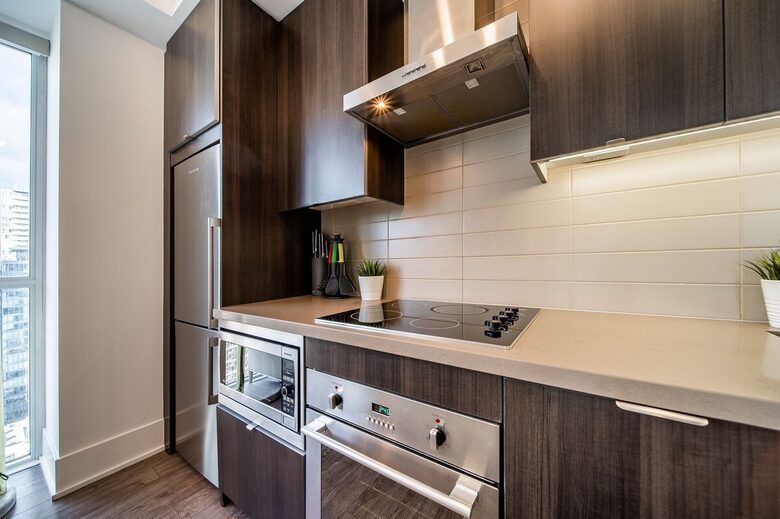 Modern Toronto Retreat Near the CN Tower - Toronto, Canada