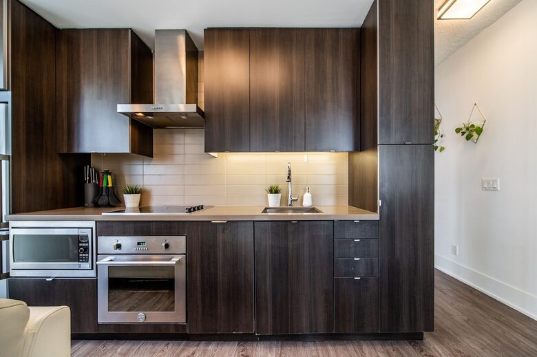 Modern Toronto Retreat Near the CN Tower - Toronto, Canada