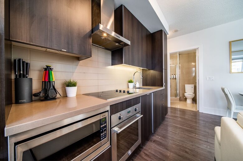Modern Toronto Retreat Near the CN Tower - Toronto, Canada
