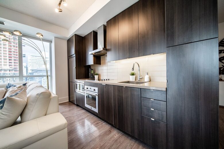 Modern Toronto Retreat Near the CN Tower - Toronto, Canada