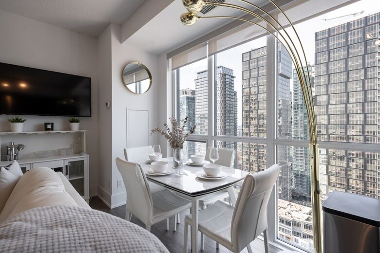 Modern Toronto Retreat Near the CN Tower - Toronto, Canada