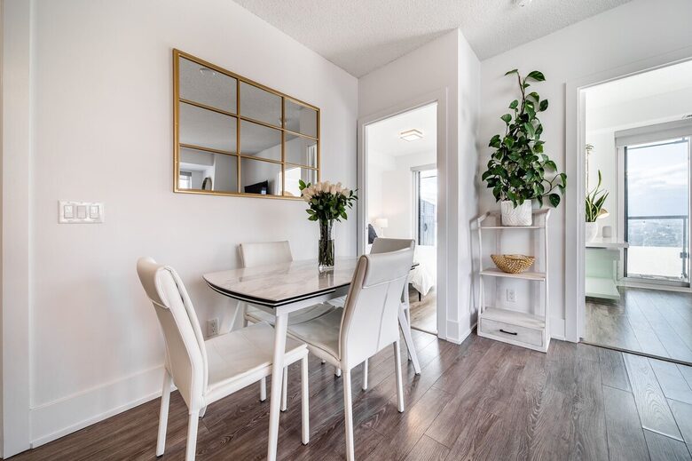 Modern Toronto Retreat Near the CN Tower - Toronto, Canada