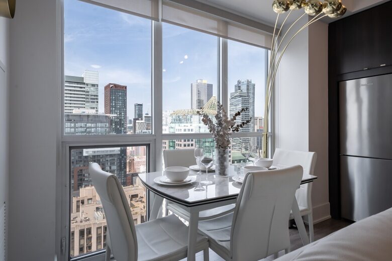 Modern Toronto Retreat Near the CN Tower - Toronto, Canada