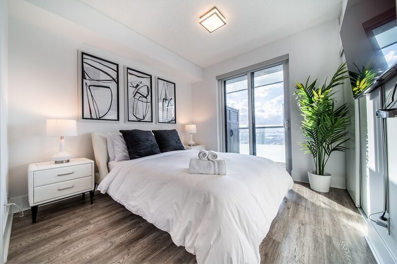 Modern Toronto Retreat Near the CN Tower - Toronto, Canada