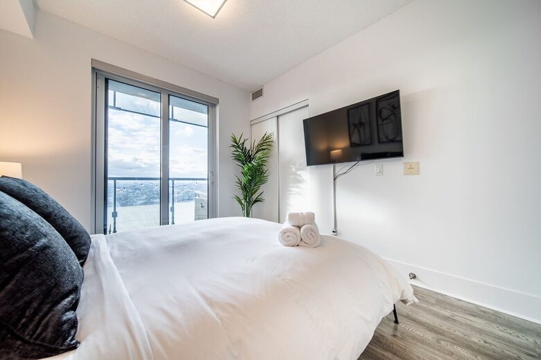 Modern Toronto Retreat Near the CN Tower - Toronto, Canada