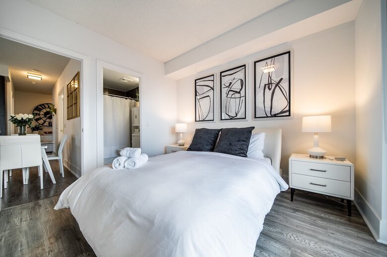 Modern Toronto Retreat Near the CN Tower - Toronto, Canada