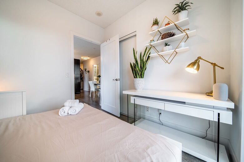 Modern Toronto Retreat Near the CN Tower - Toronto, Canada