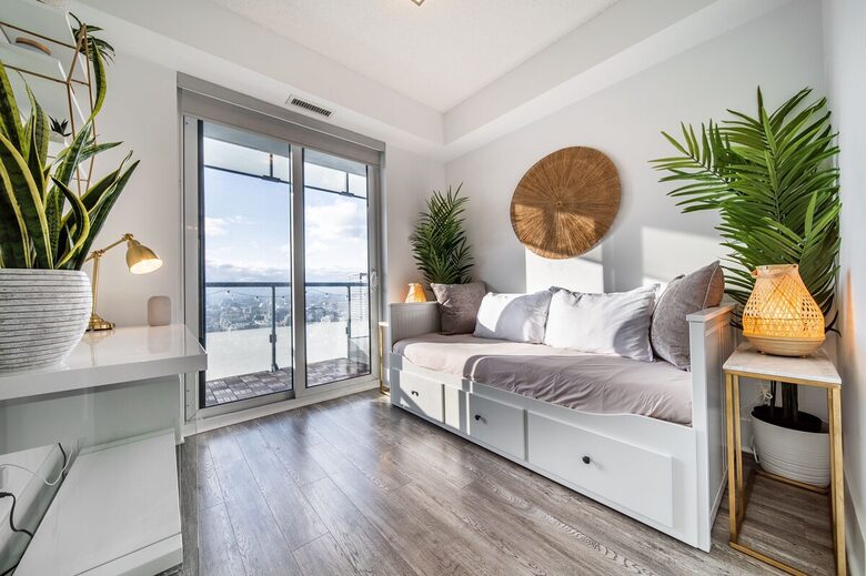 Modern Toronto Retreat Near the CN Tower - Toronto, Canada