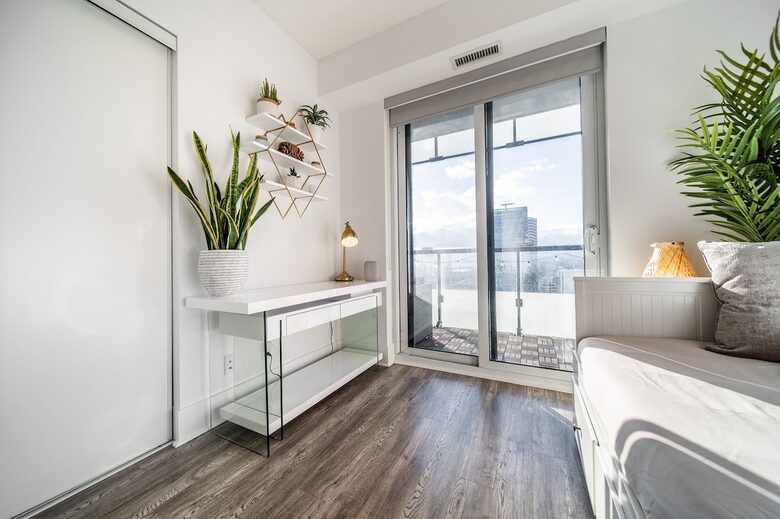 Modern Toronto Retreat Near the CN Tower - Toronto, Canada