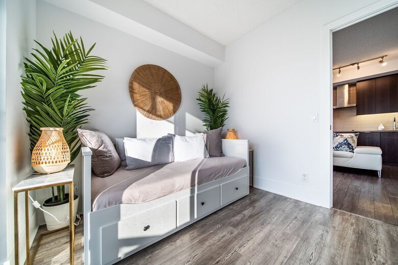 Modern Toronto Retreat Near the CN Tower - Toronto, Canada