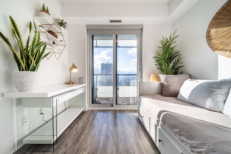Modern Toronto Retreat Near the CN Tower - Toronto, Canada