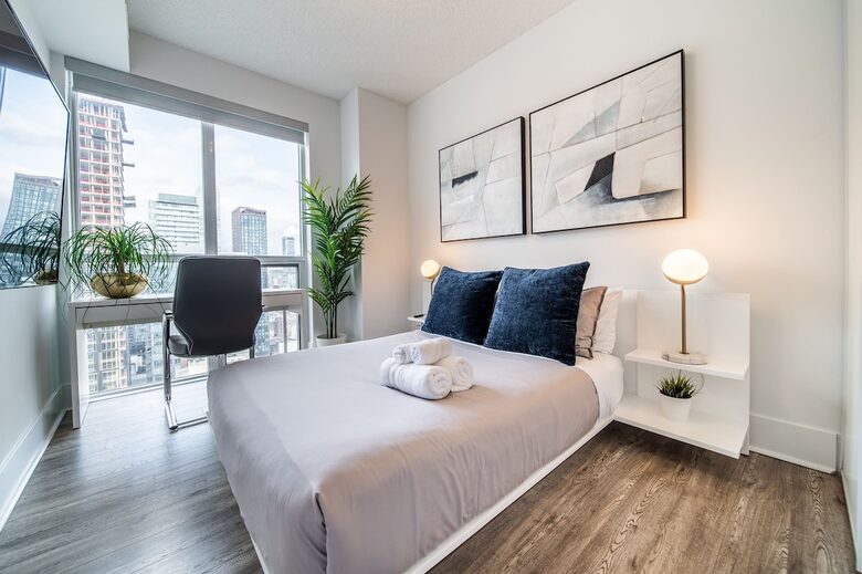 Modern Toronto Retreat Near the CN Tower - Toronto, Canada