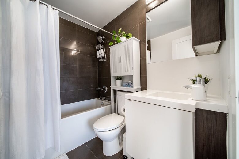 Modern Toronto Retreat Near the CN Tower - Toronto, Canada