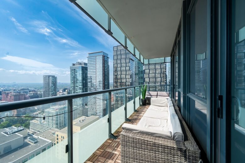 Modern Toronto Retreat Near the CN Tower - Toronto, Canada