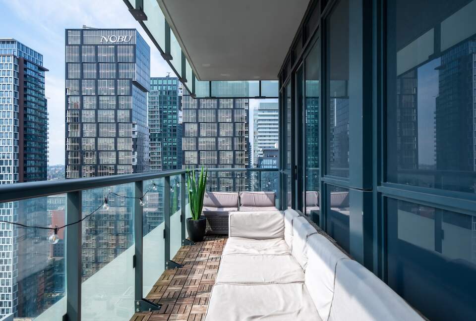 Modern Toronto Retreat Near the CN Tower - Toronto, Canada
