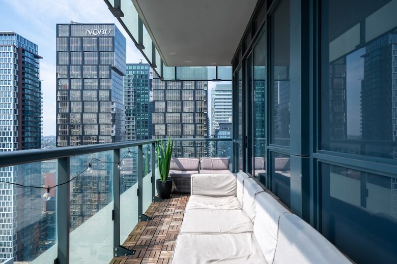 Modern Toronto Retreat Near the CN Tower - Toronto, Canada