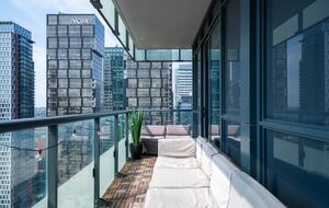 Modern Toronto Retreat Near the CN Tower - Toronto, Canada