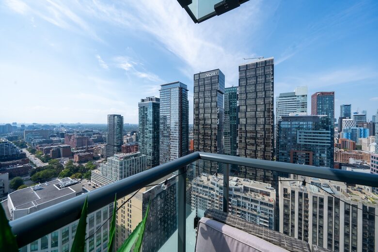 Modern Toronto Retreat Near the CN Tower - Toronto, Canada