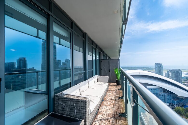 Modern Toronto Retreat Near the CN Tower - Toronto, Canada