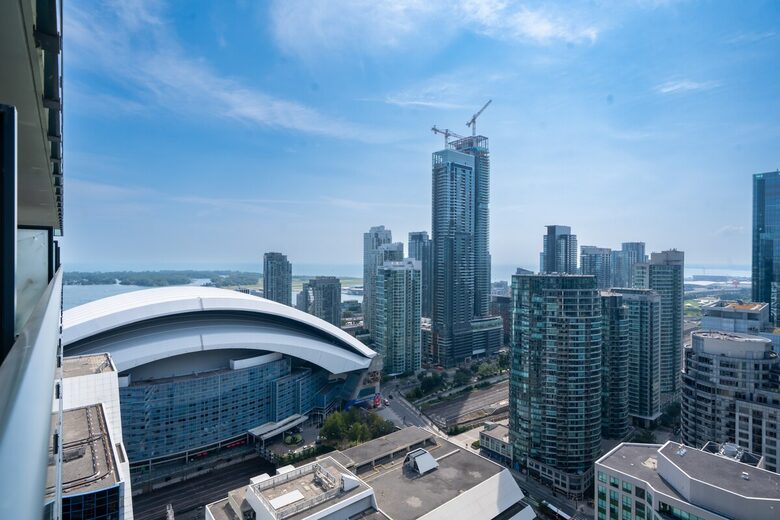 Modern Toronto Retreat Near the CN Tower - Toronto, Canada