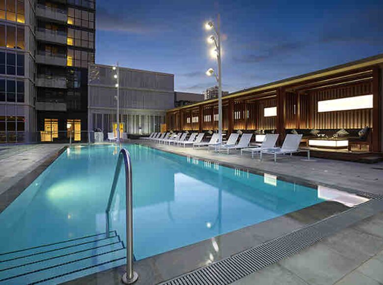 Modern Toronto Retreat Near the CN Tower - Toronto, Canada