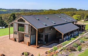 Luxury Hinterland Escape on 200 Acres - The Barn Retreat - Coolgardie, Australia