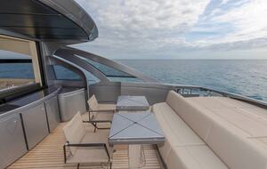 Passeios icônicos de um dia de iate nos Hamptons a bordo de um Pershing de 70 pés – Middletown, Connecticut