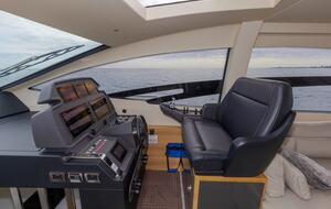 Passeios icônicos de um dia de iate nos Hamptons a bordo de um Pershing de 70 pés – Middletown, Connecticut