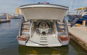 Passeios icônicos de um dia de iate nos Hamptons a bordo de um Pershing de 70 pés – Middletown, Connecticut