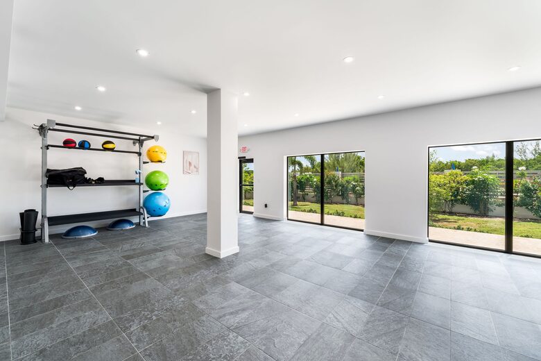 Contemporary Coastal Home in Grand Cayman - George Town, Cayman Islands
