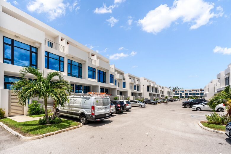 Contemporary Coastal Home in Grand Cayman - George Town, Cayman Islands