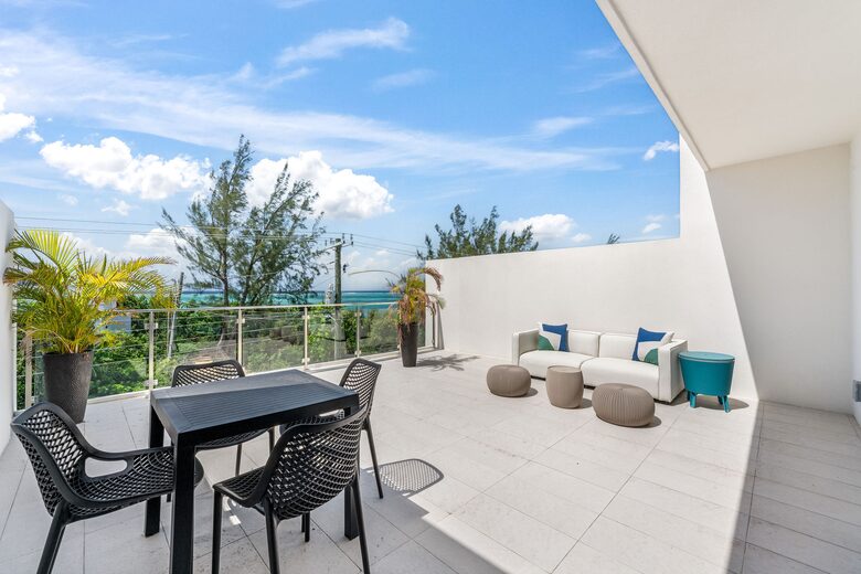 Contemporary Coastal Home in Grand Cayman - George Town, Cayman Islands