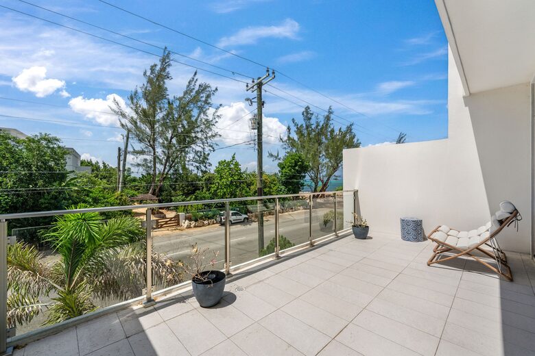 Contemporary Coastal Home in Grand Cayman - George Town, Cayman Islands