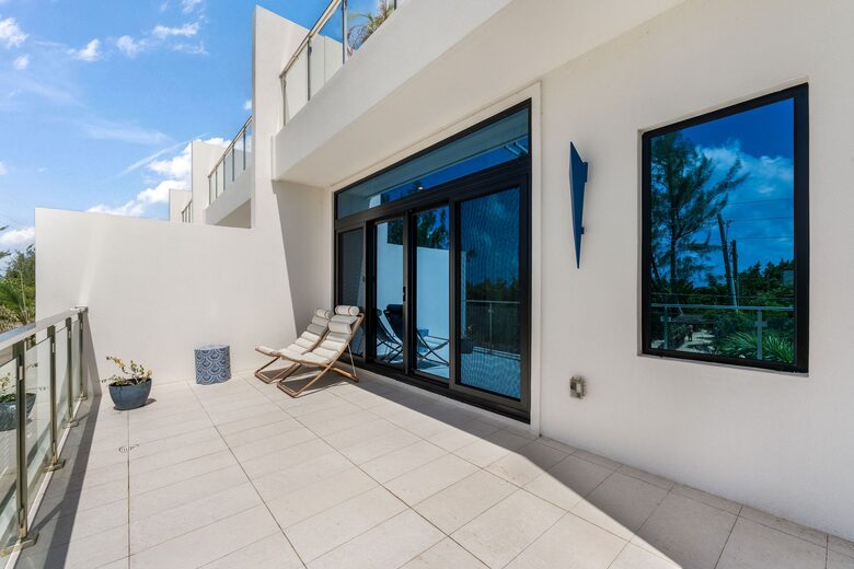 Contemporary Coastal Home in Grand Cayman - George Town, Cayman Islands