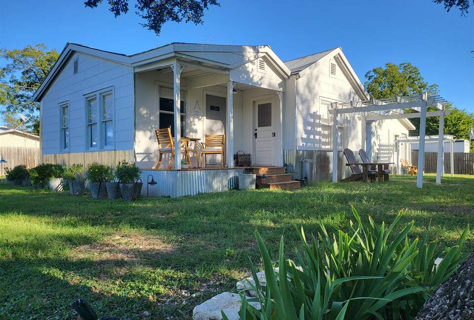 Country Olive Grove Bunkhouse and Bungalow - Fredericksburg, Texas