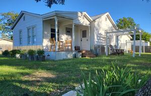 Country Olive Grove Bunkhouse and Bungalow - Fredericksburg, Texas