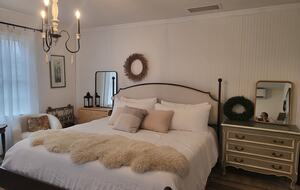 Country Olive Grove Bunkhouse and Bungalow - Fredericksburg, Texas