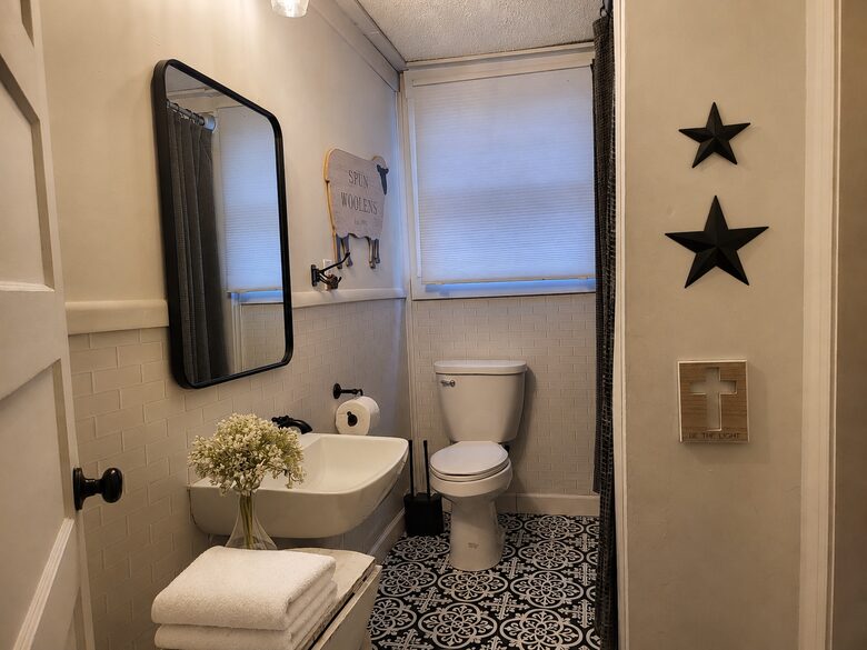 Country Olive Grove Bunkhouse and Bungalow - Fredericksburg, Texas