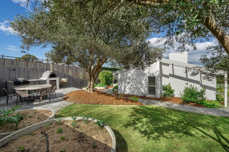 Portsea Garden Estate with Pool & Tennis Court - Melbourne, Australia