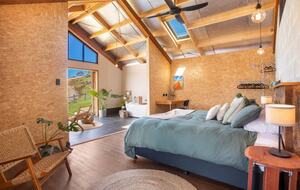 Luxury Hinterland Escape on 200 Acres - The Barn Retreat - Coolgardie, Australia