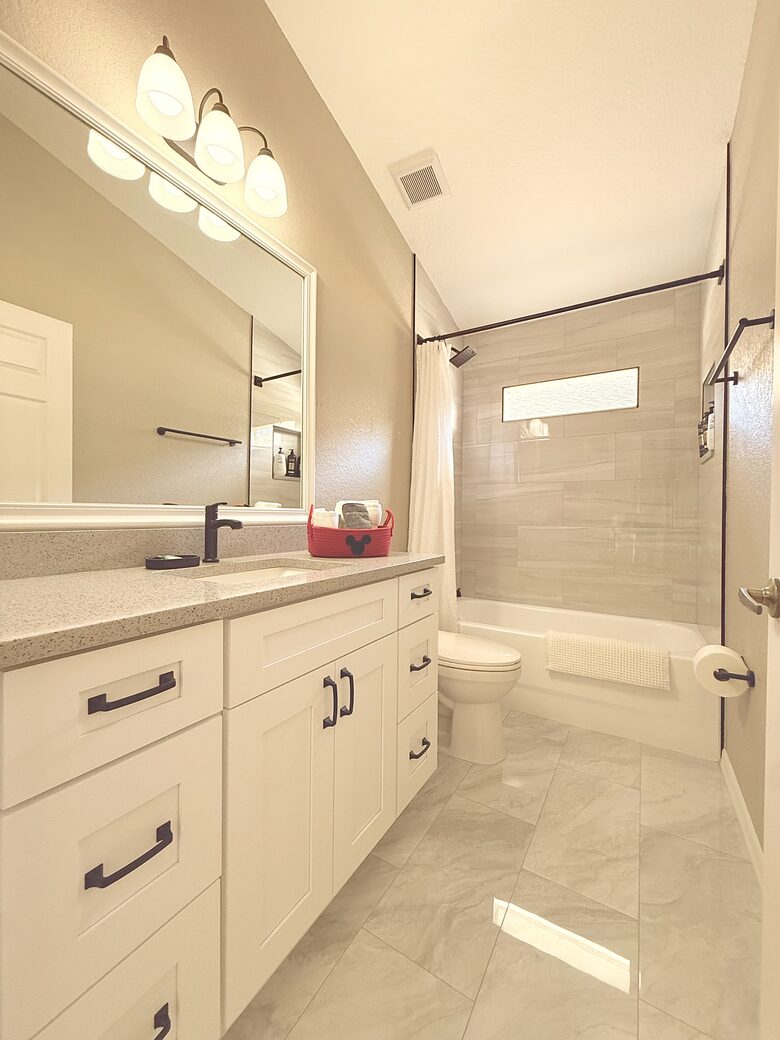 Contemporary Orlando Escape with Screened Pool - Davenport, Florida