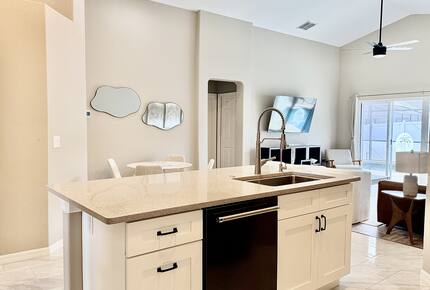 Contemporary Orlando Escape with Screened Pool - Davenport, Florida