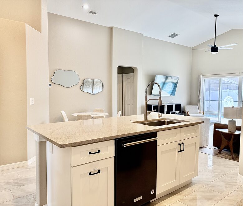 Contemporary Orlando Escape with Screened Pool - Davenport, Florida