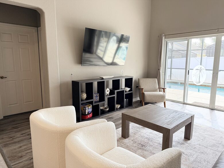 Contemporary Orlando Escape with Screened Pool - Davenport, Florida