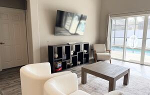 Contemporary Orlando Escape with Screened Pool - Davenport, Florida