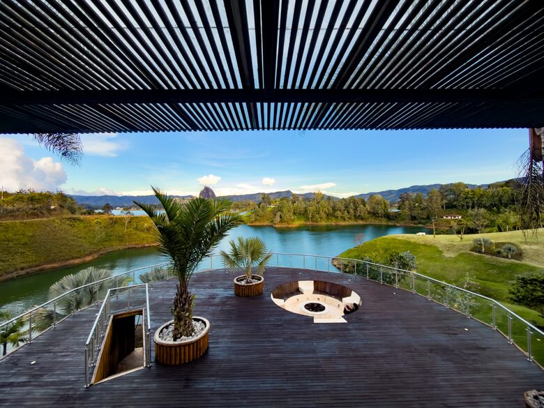 Luxuriöse Ferienunterkunft am Ufer des Guatapé-Stausees – Guatapé, Kolumbien