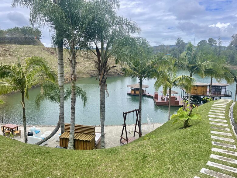 Luxuriöse Ferienunterkunft am Ufer des Guatapé-Stausees – Guatapé, Kolumbien